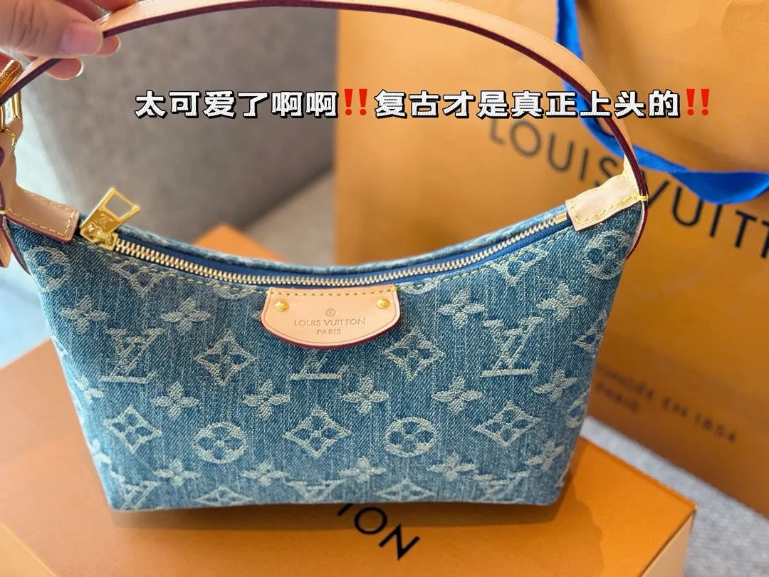 LB934 Hills Pochette / 7.3 x 4.3 x 2.6 inches