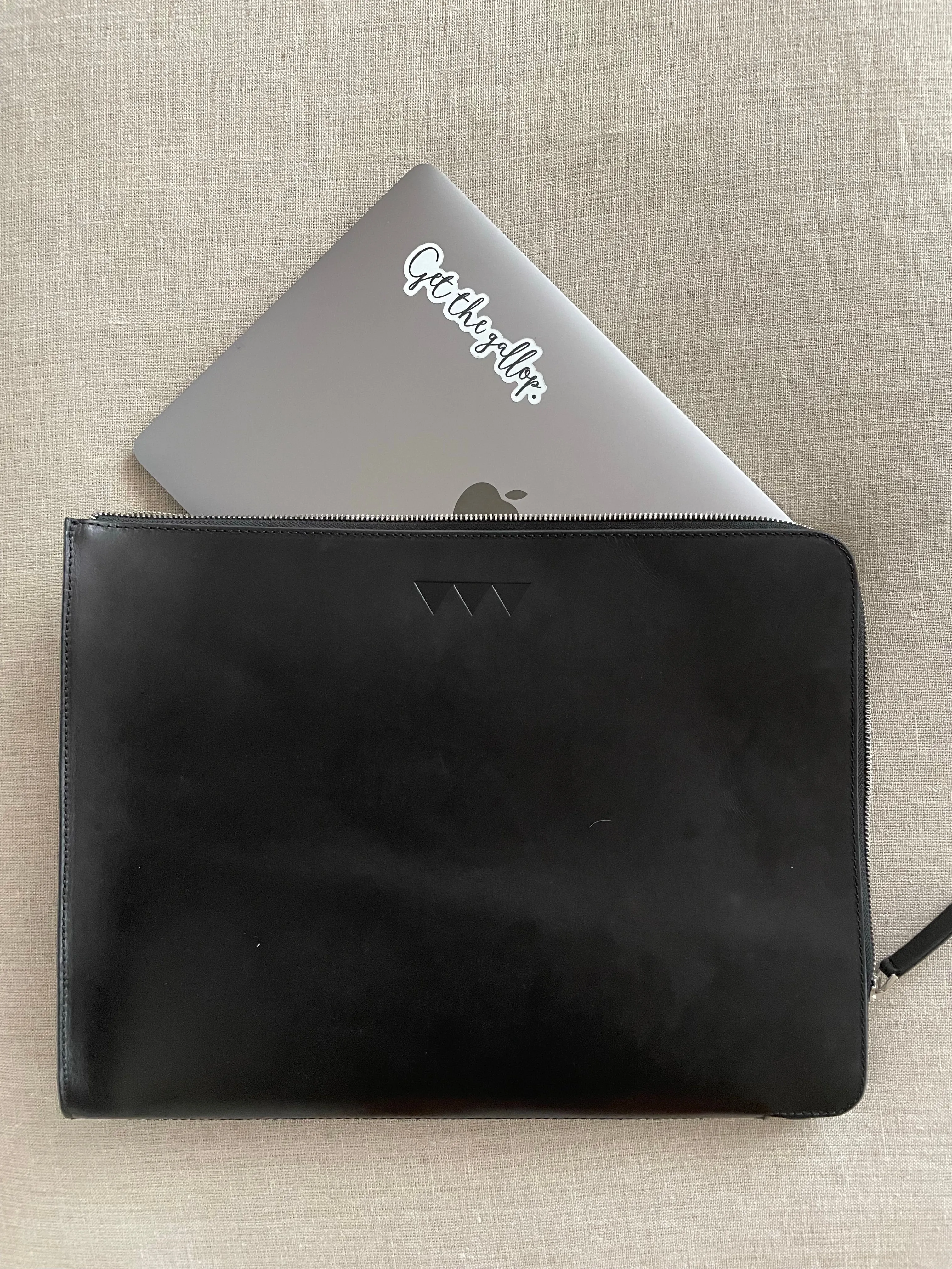 Lisen Laptop Case in Veg. Tanned Leather - Black